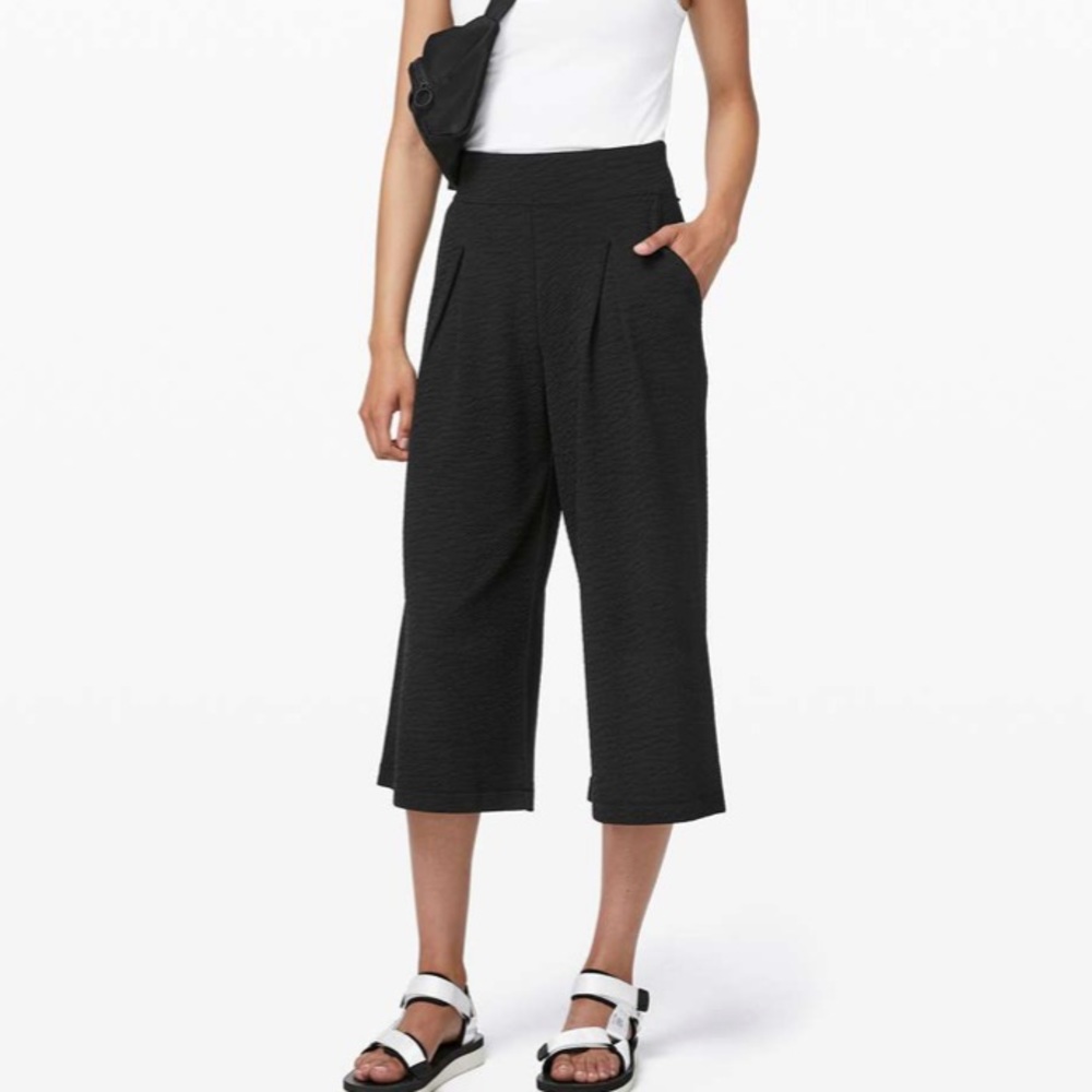 LULULEMON Can You Feel The Pleat Crop Size 4 MINIMALIST CONTEMPORARY CHIC